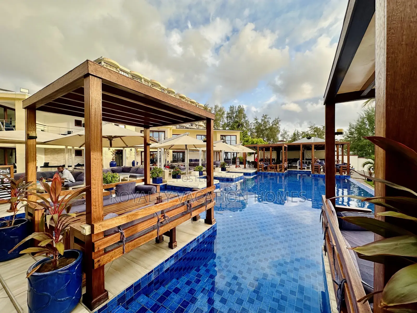 1-Bedroom Jumeirah Beachfront Apartment - Bed and Breakfast Deal in Nyali