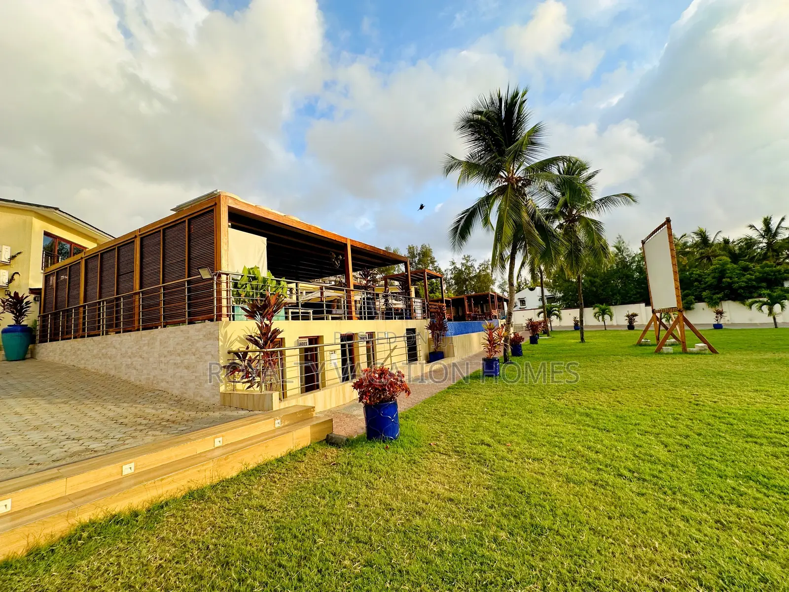 1-Bedroom Jumeirah Beachfront Apartment - Bed and Breakfast Deal in Nyali