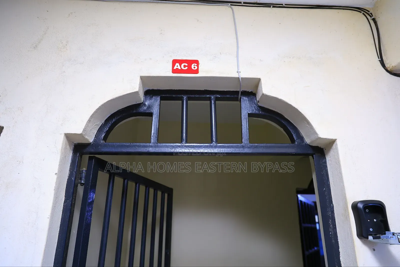 Contemporary City Escape: Fully Furnished One-Bedroom in Kamakis