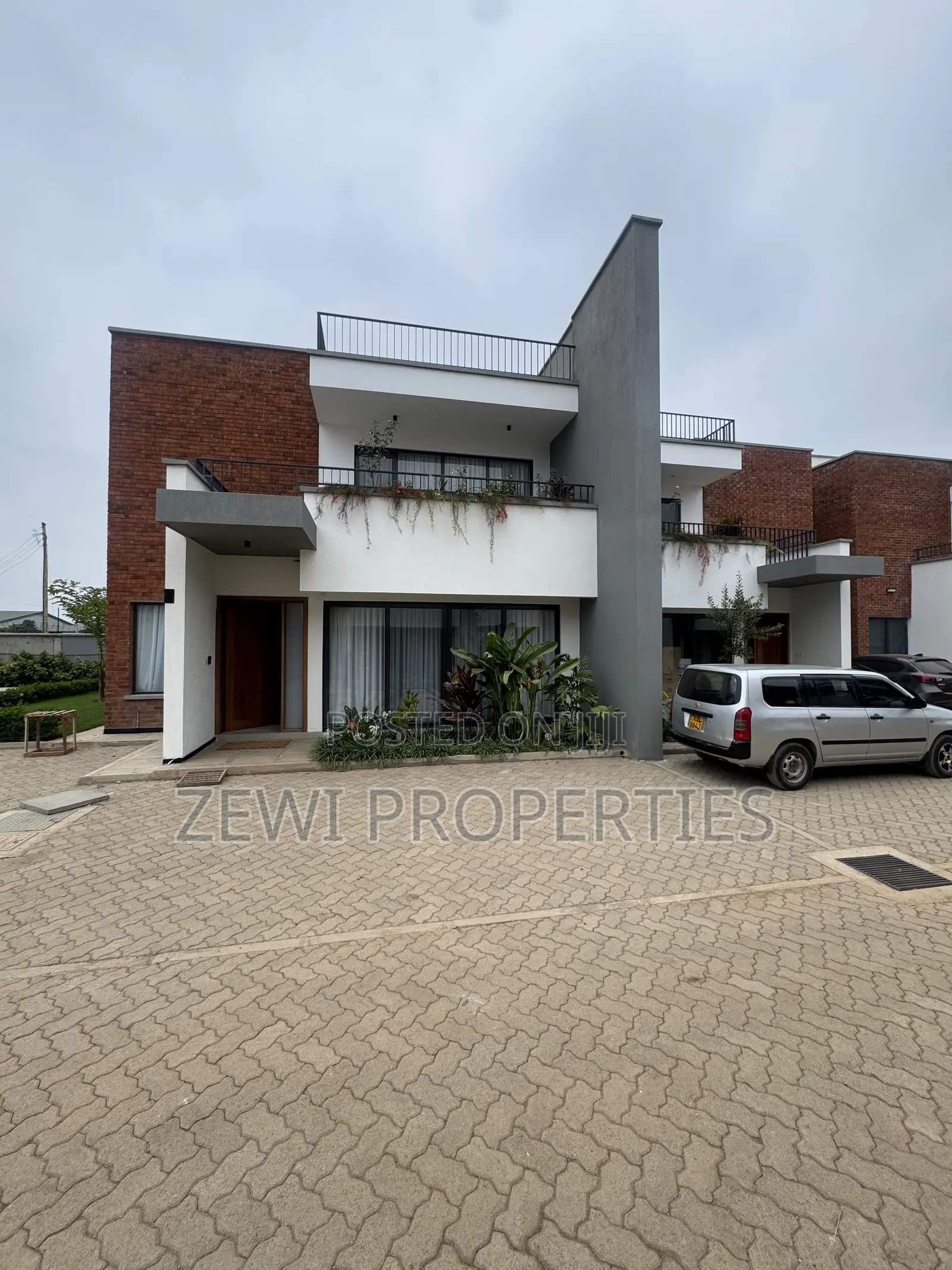 4bdrm Maisonette in Phenom Estate for sale in Phenom Estate