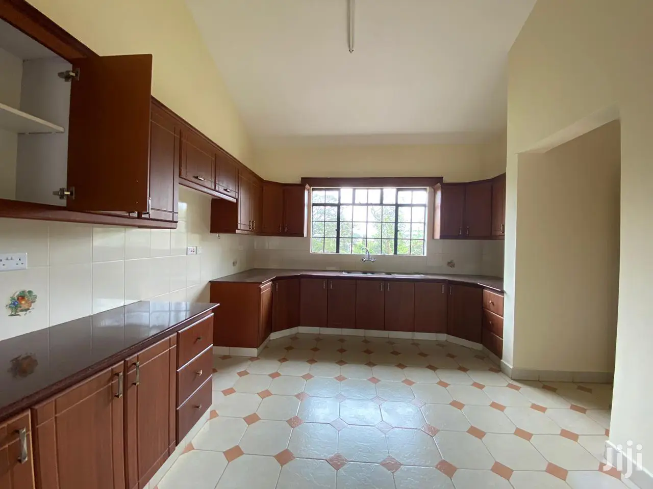 Westlands Penta: Spacious 3-Bedroom Apartment with Dining & Sitting Room in Westlands