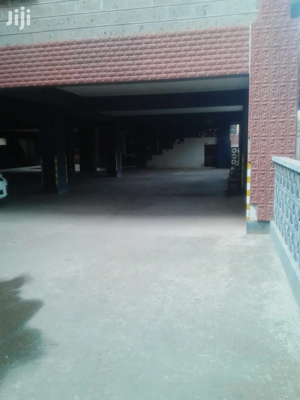 Yaya Centre: Contemporary 2-Bedroom Apartment for Rent in Hurlingham