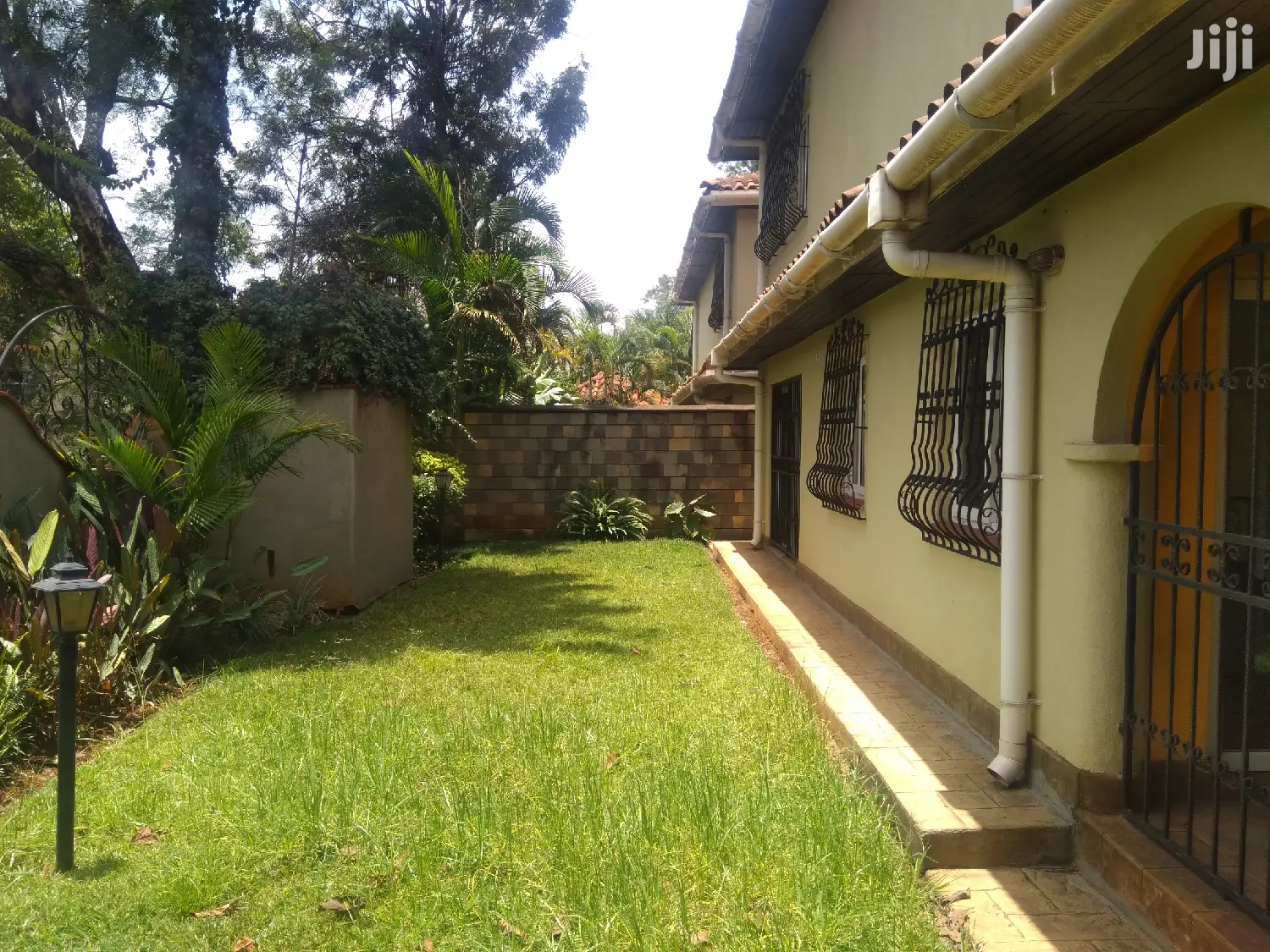 Contemporary 4-Bedroom Residence - 2000 sqft for Rent in Milimani