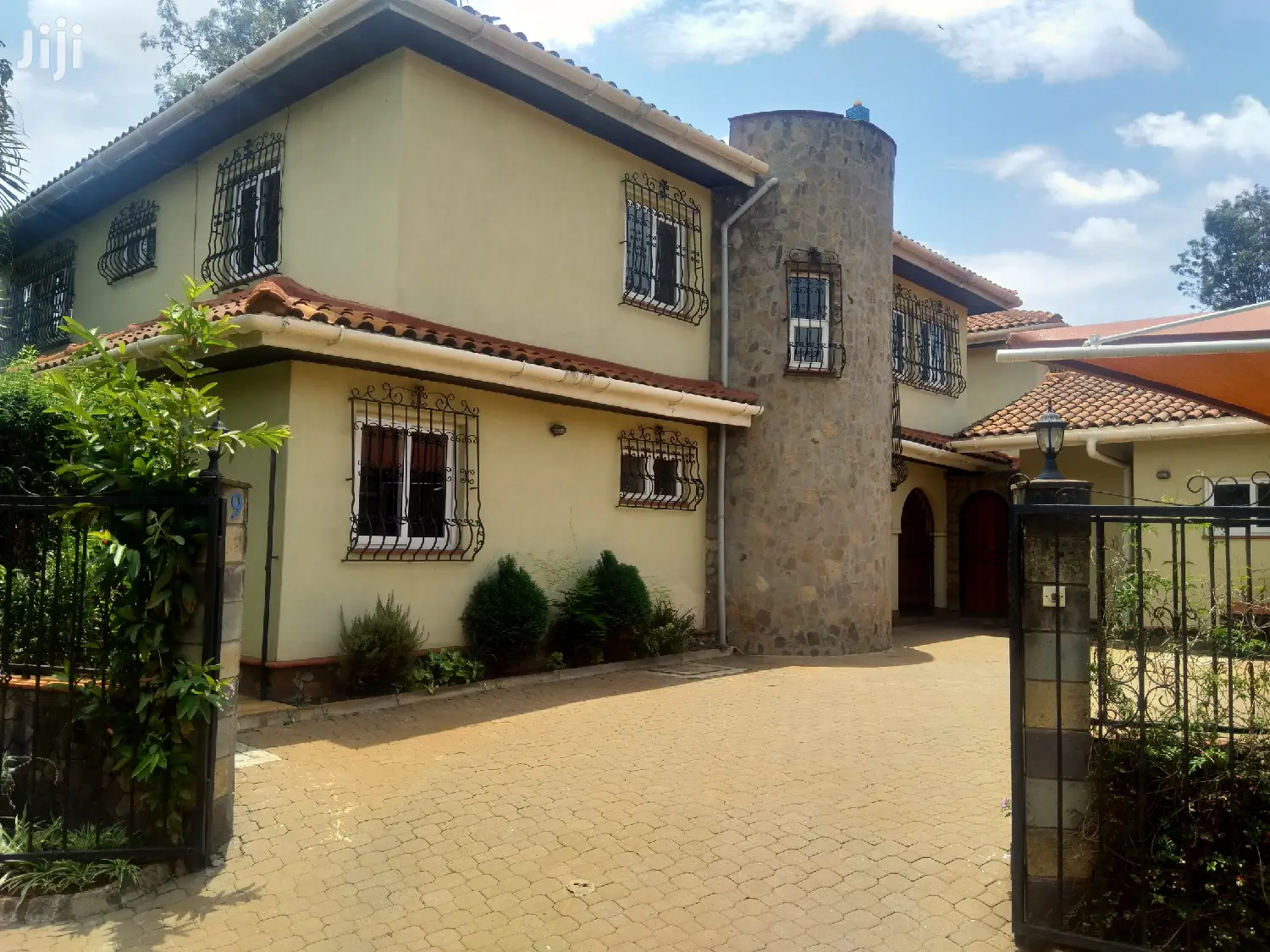 Contemporary 4-Bedroom Residence - 2000 sqft for Rent in Milimani