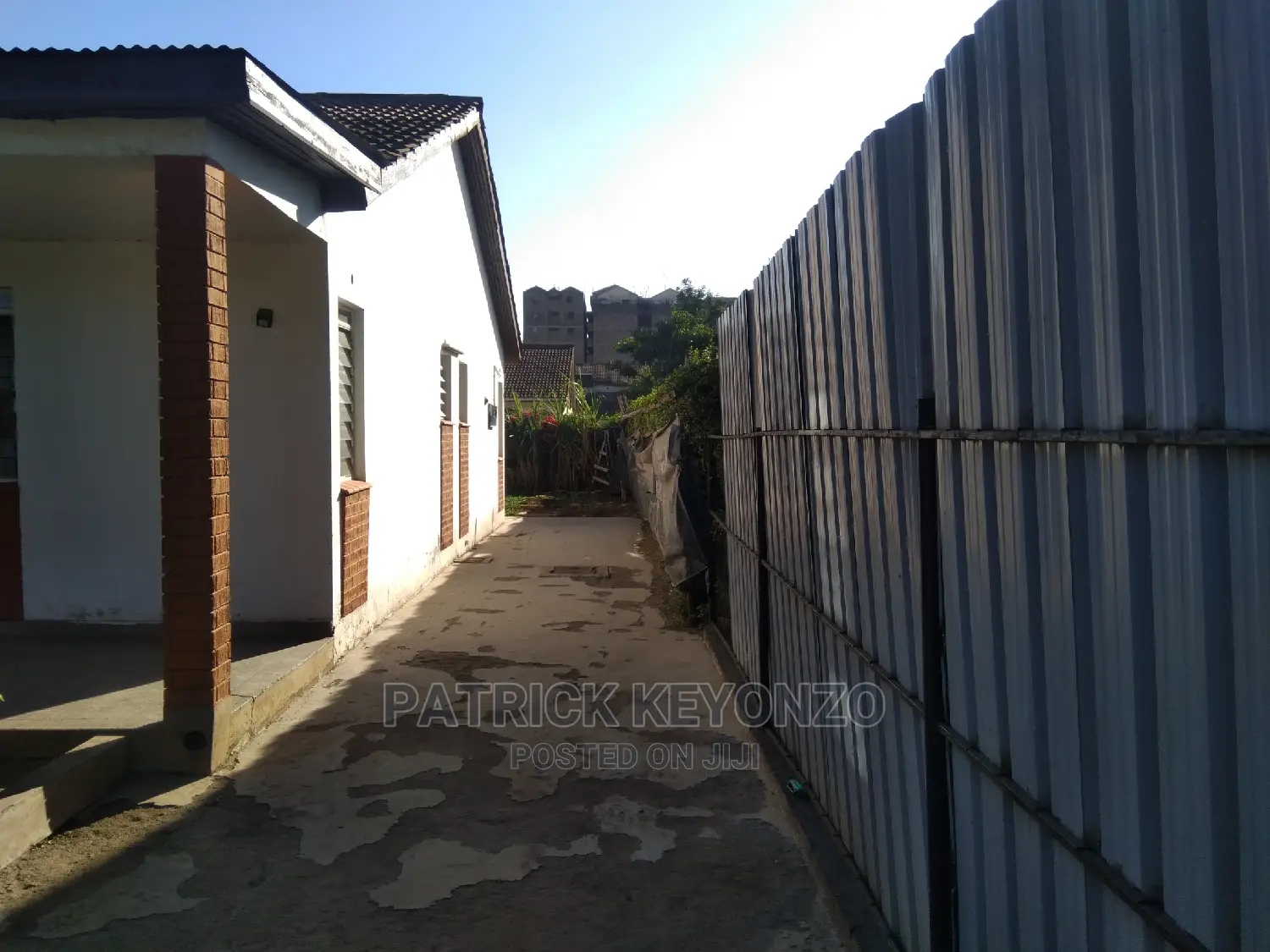 Spacious 4-Bedroom Bungalow with Dining and Living Room for Sale: Detached Property in Avenue Park