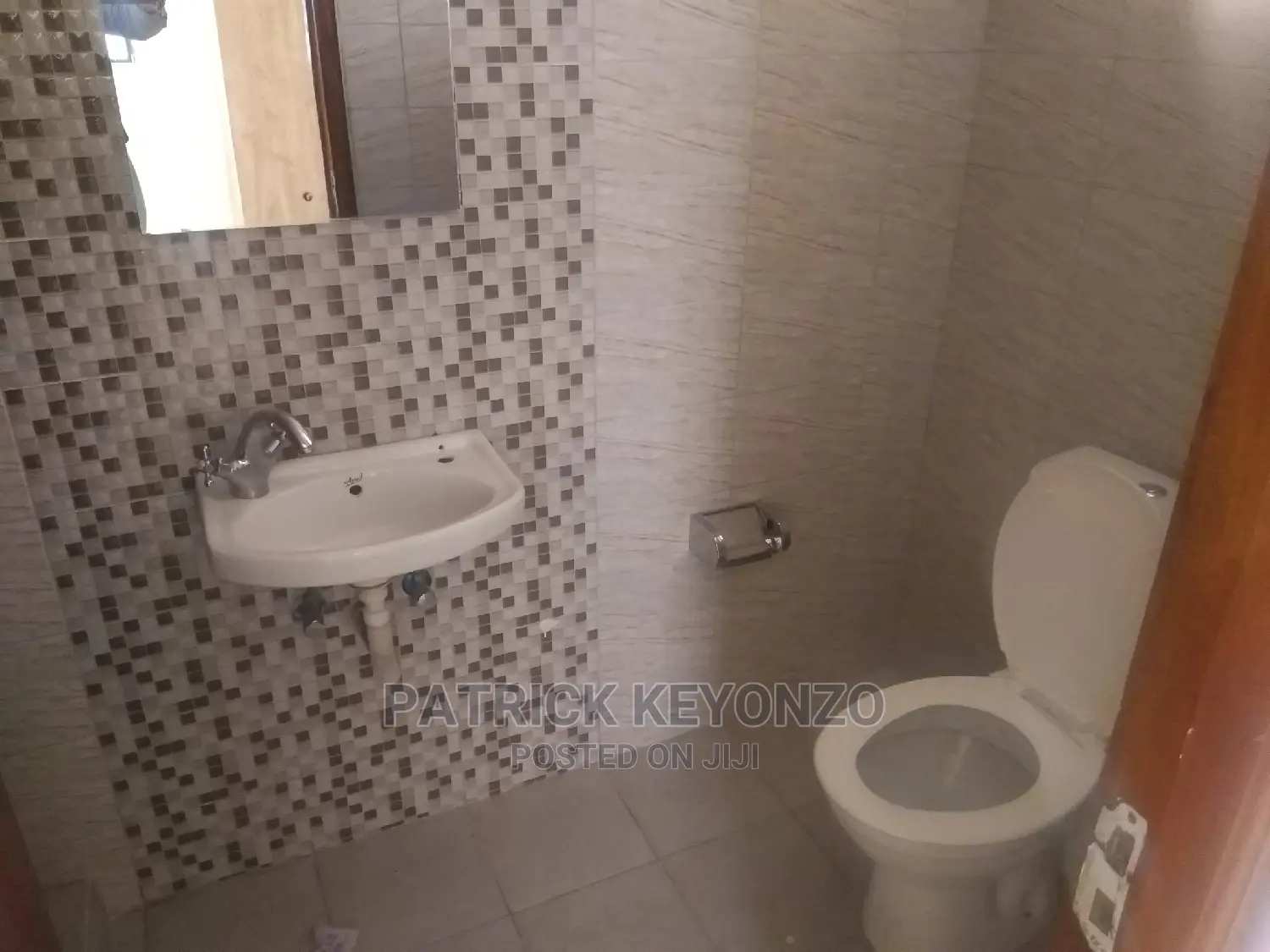 Spacious 4-Bedroom Bungalow with Dining and Living Room for Sale: Detached Property in Avenue Park