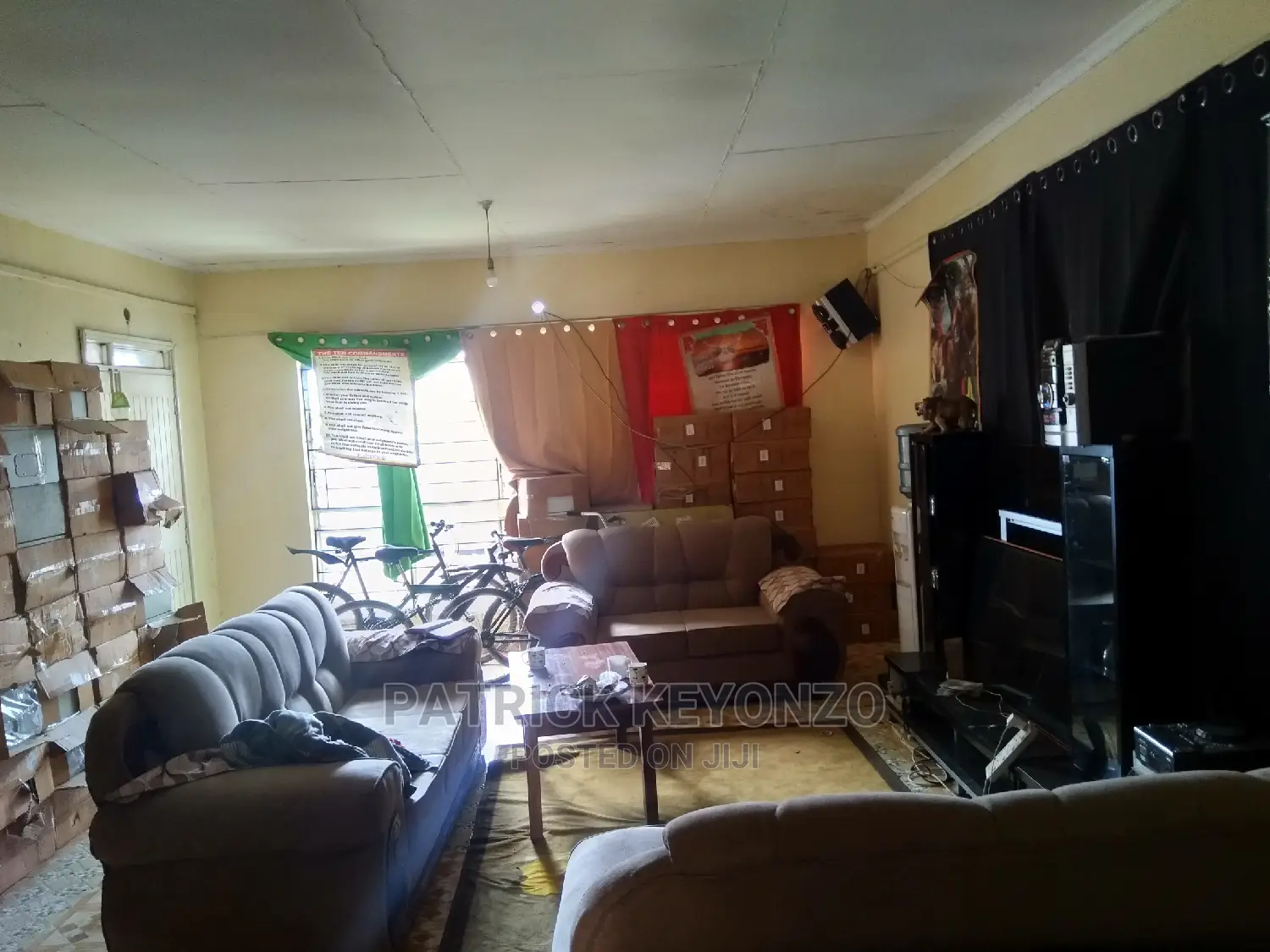 Spacious 4-Bedroom Bungalow with Dining and Living Room for Sale: Detached Property in Avenue Park