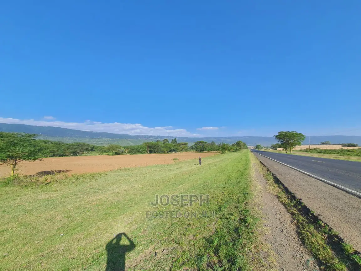 Spacious 5-Acre Land Parcel on Mai Mahiu-Naivasha Highway, Adjoining Tarmac in Mai Mahiu