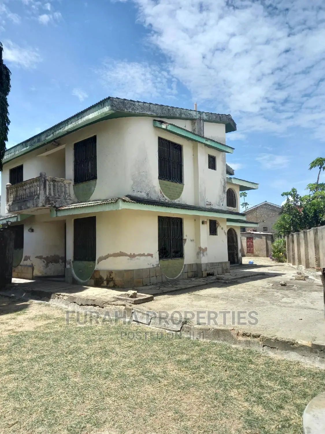 Luxury 4-Bedroom Mansion in Bamburi - Ideal for Investors or Large Families in Bamburi