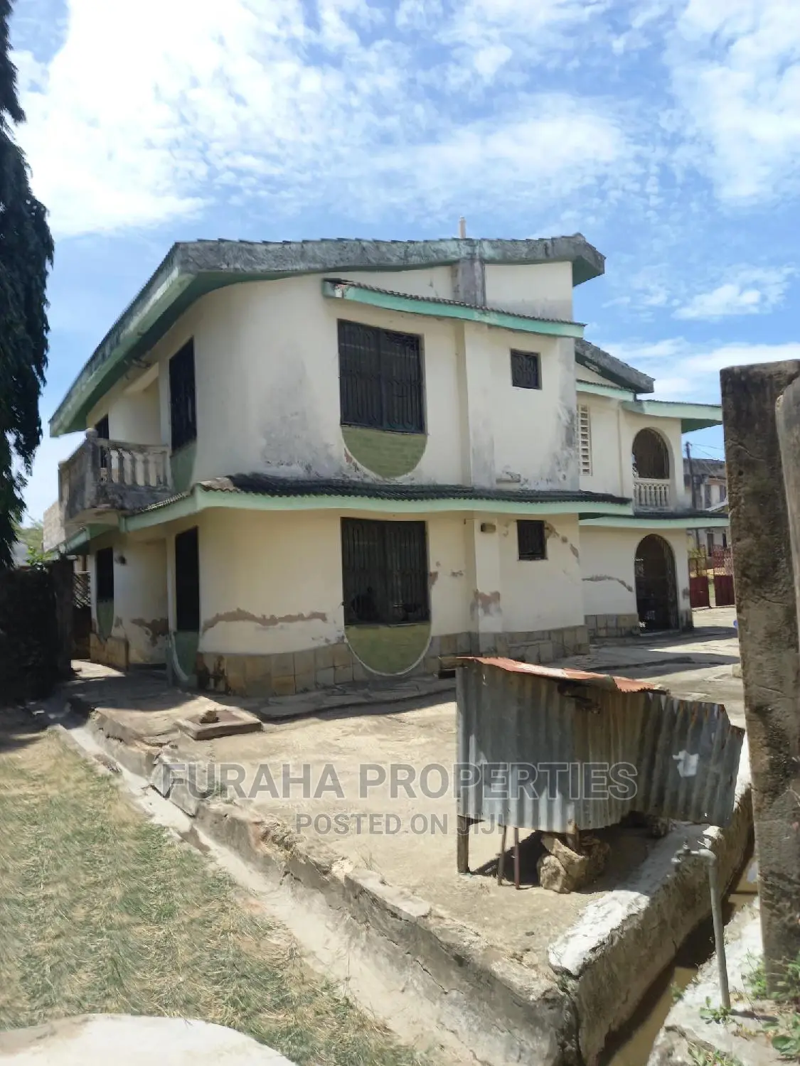 Luxury 4-Bedroom Mansion in Bamburi - Ideal for Investors or Large Families in Bamburi