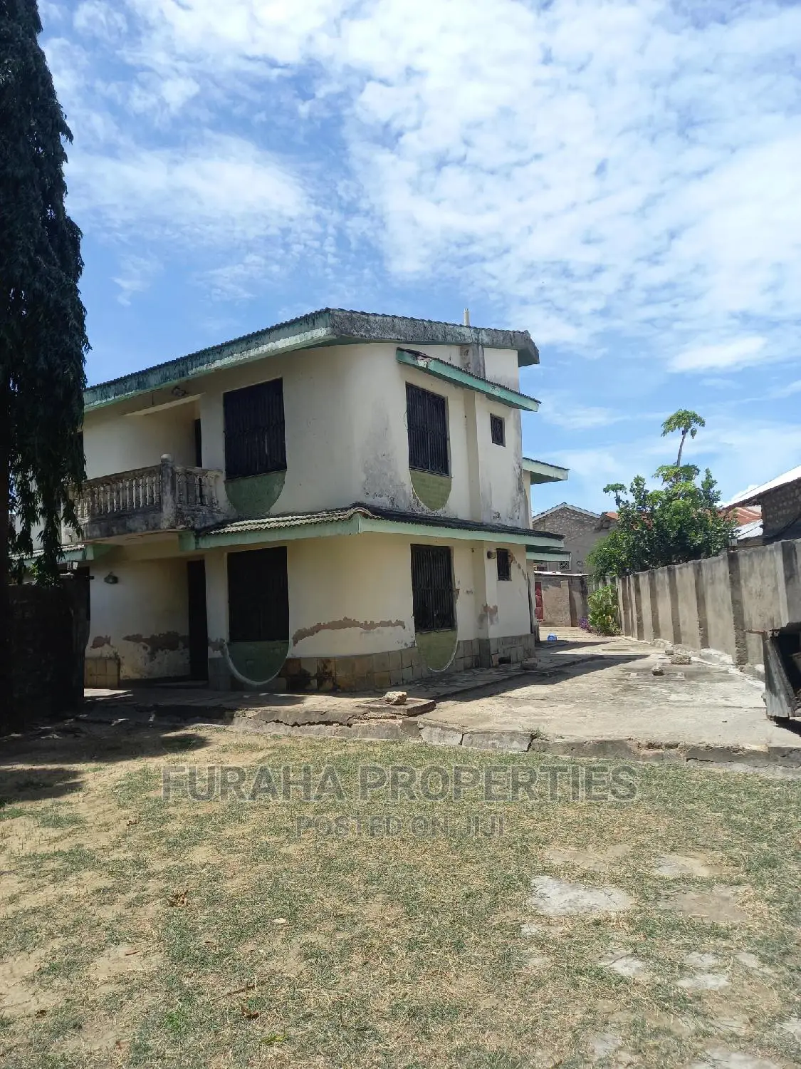 Luxury 4-Bedroom Mansion in Bamburi - Ideal for Investors or Large Families in Bamburi