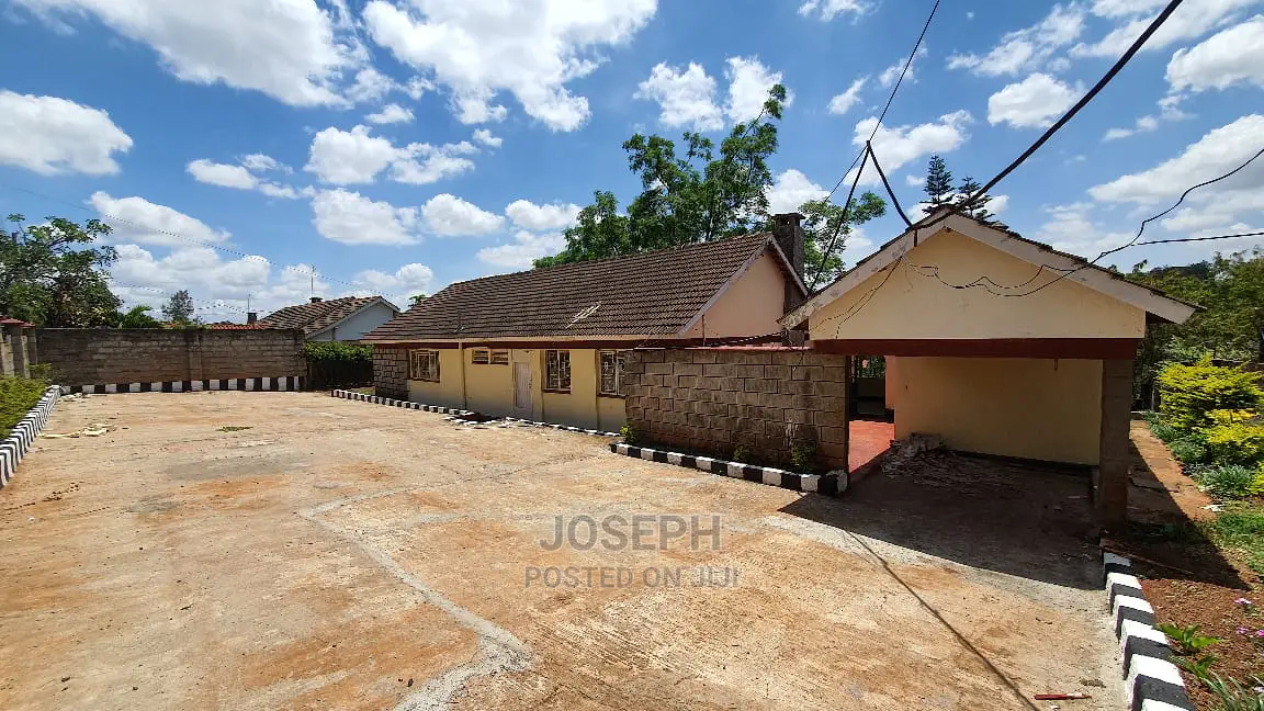 Exclusive Bungalow with 3 Bedrooms in Bendor Estate for Sale in Bendor Estate
