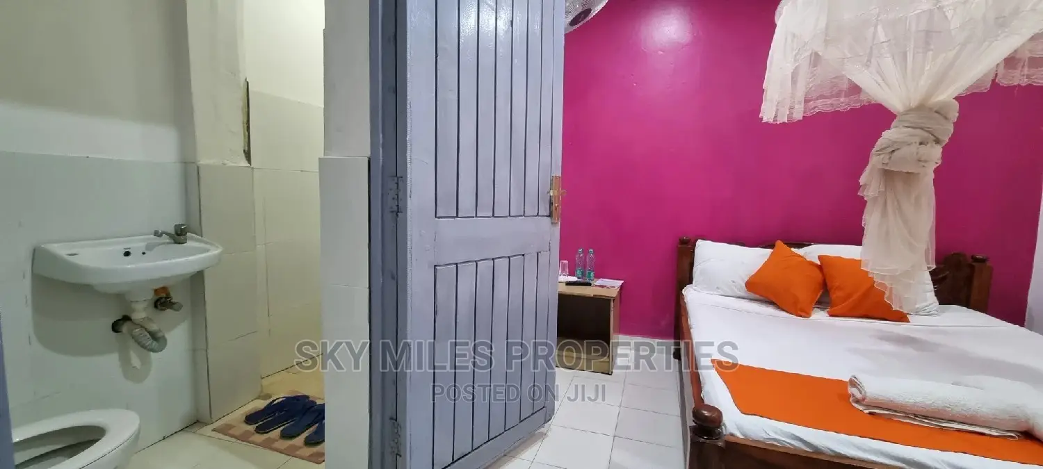 Swing/Pool Studio Apartments overlooking the Creek Beach in Mtwapa