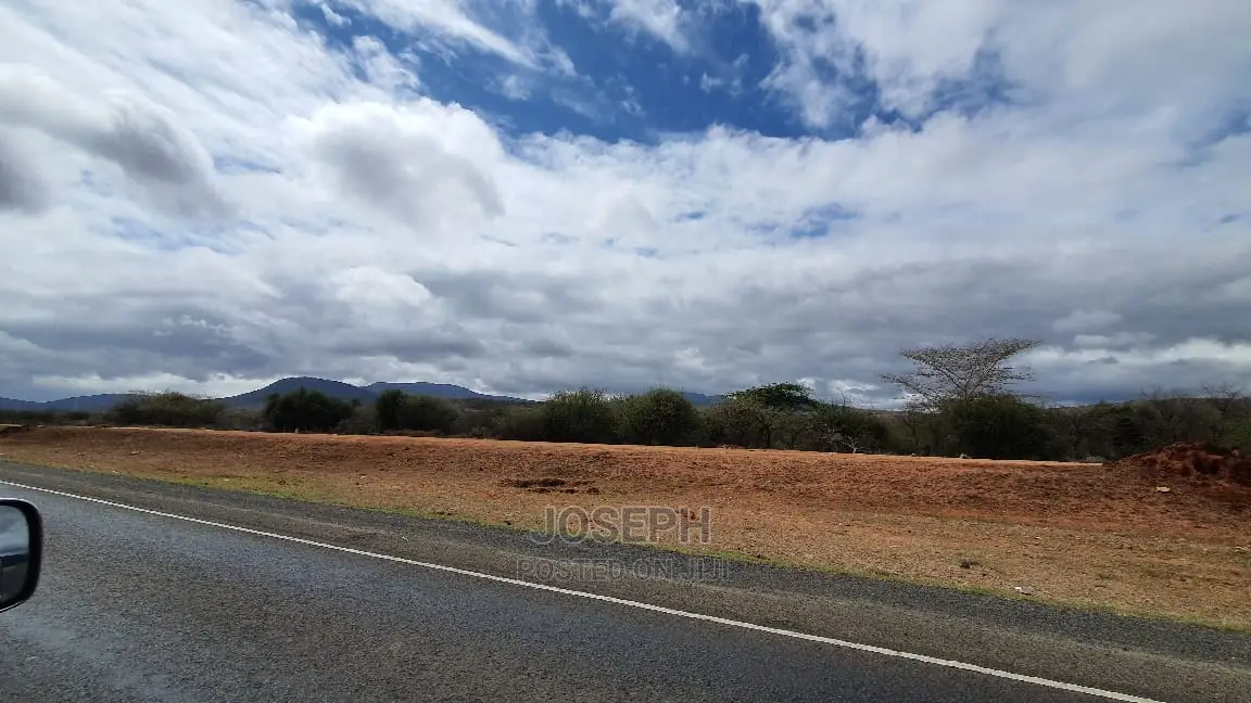 Spacious 247-acre land with 2.8km Namanga-Nairobi road frontage for sale in Bisil
