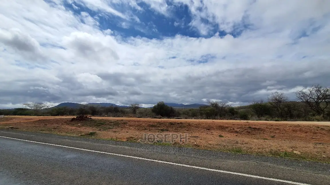 Spacious 247-acre land with 2.8km Namanga-Nairobi road frontage for sale in Bisil