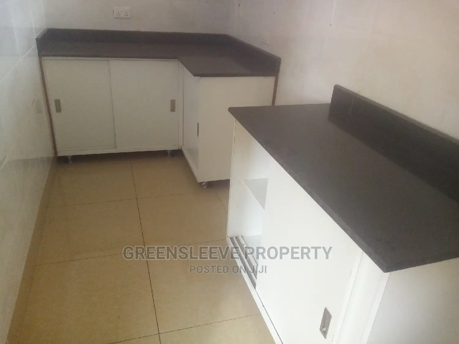 6bdrm Townhouse/Terrace in Kisembe, Hardy for sale in Hardy