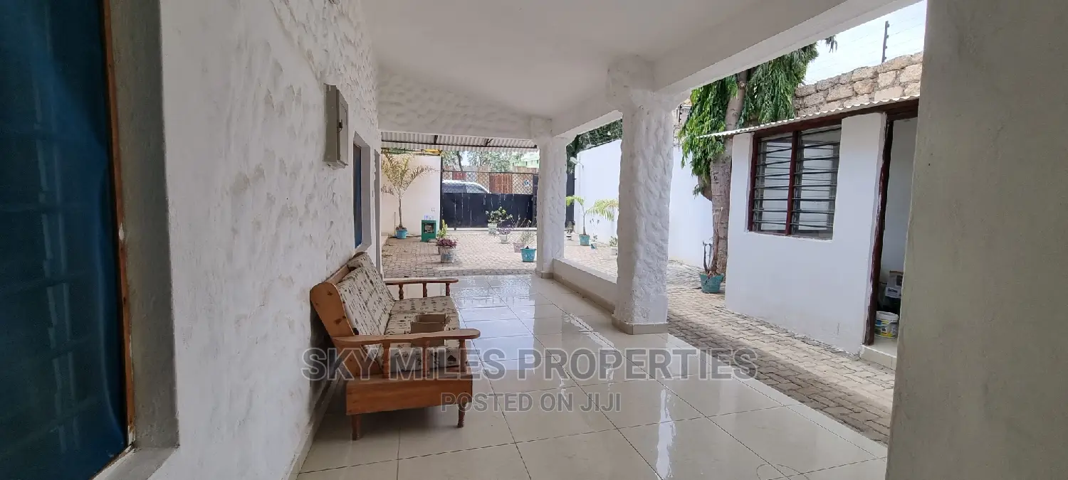 Large 8-bedroom Villa in Gasaro, Mtwapa - Sale Announcement in Mtwapa
