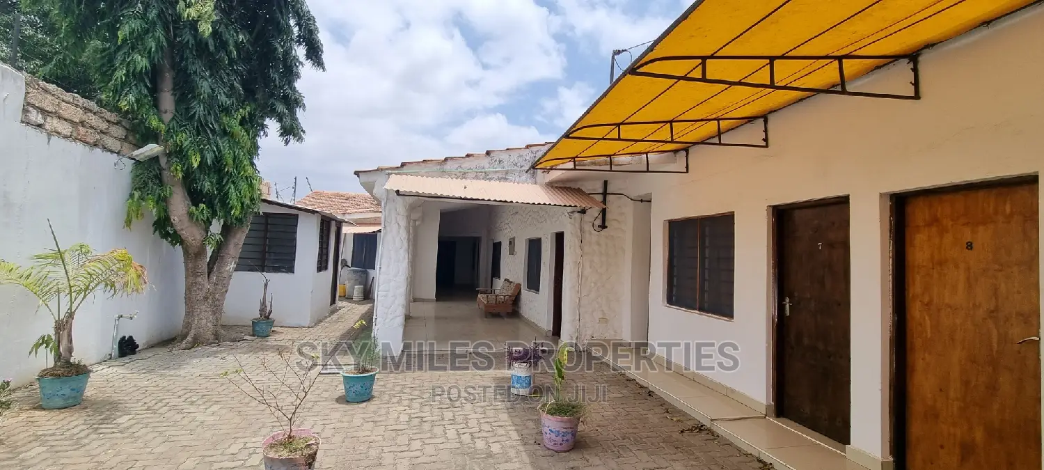 Large 8-bedroom Villa in Gasaro, Mtwapa - Sale Announcement in Mtwapa