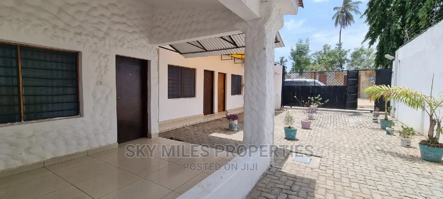Large 8-bedroom Villa in Gasaro, Mtwapa - Sale Announcement in Mtwapa