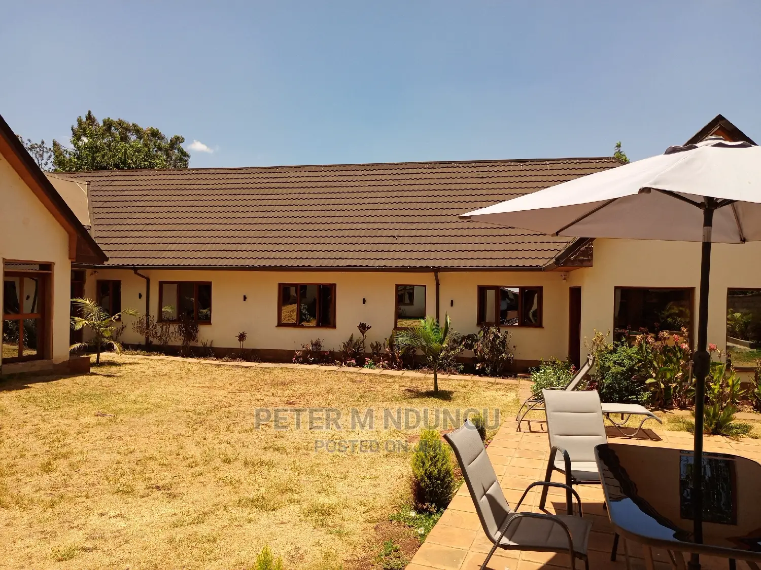 Ridgeways Maisonette with 8 Bedrooms: Ideal Family Home in Ridgeways