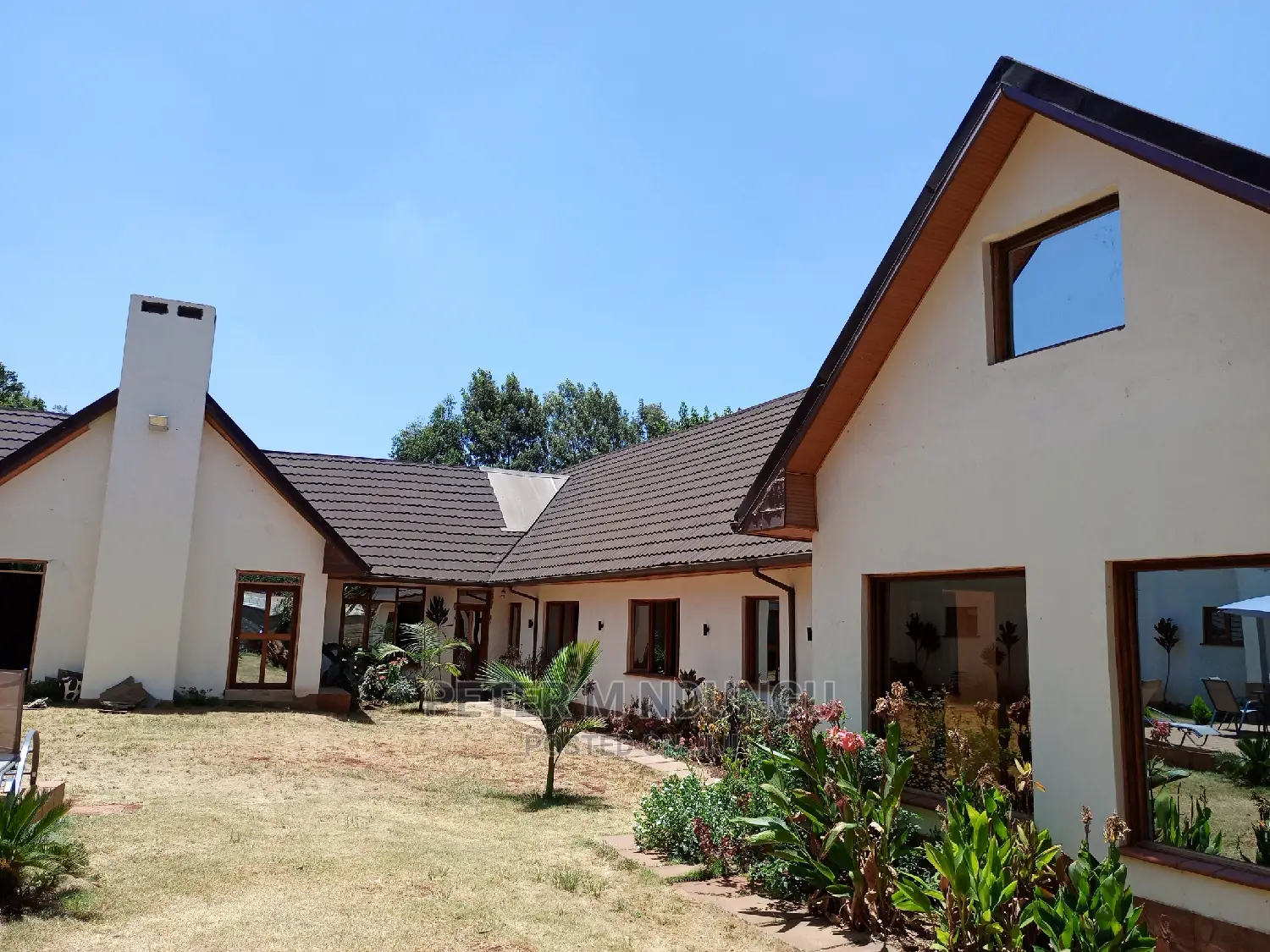 Ridgeways Maisonette with 8 Bedrooms: Ideal Family Home in Ridgeways