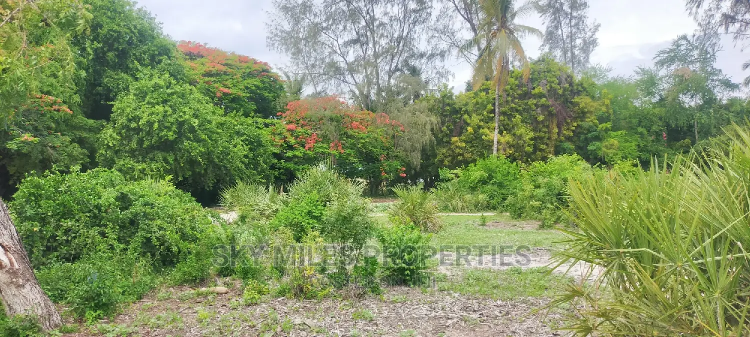Second row from the beach, 10-acre property - Dream coastal estate for sale in Majengo