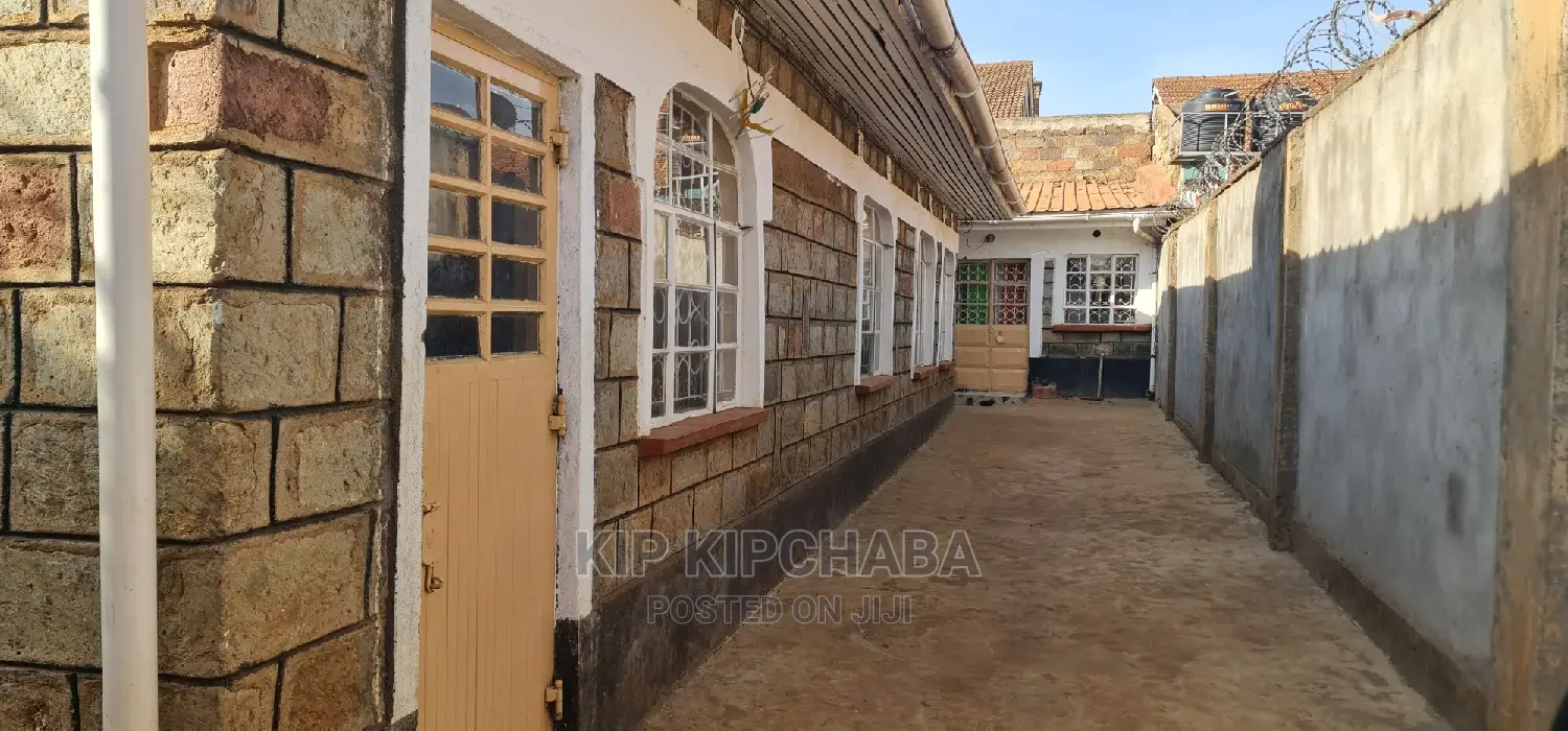 Spacious 5-Bedroom Bungalow in prime Kapsoya location - For Sale! in Kapsoya