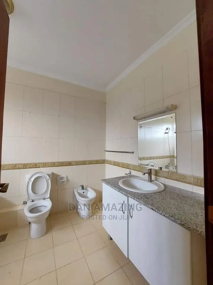 Nyari Mansion with 5 Bedrooms Available for Purchase in Nyari