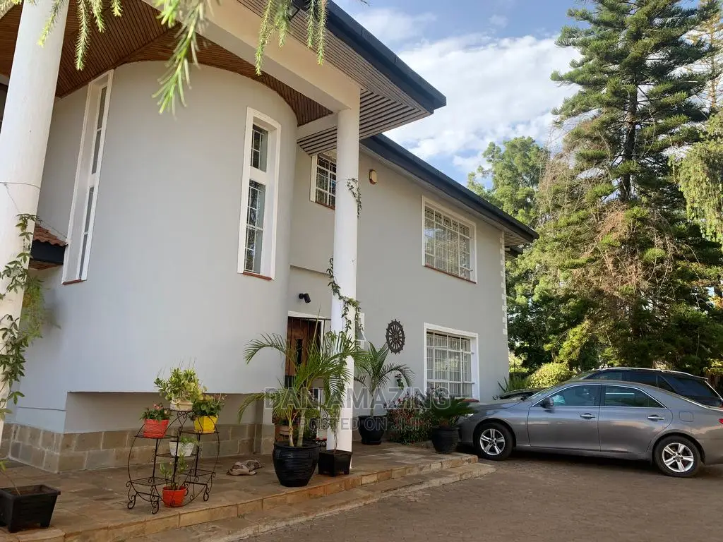 Nyari Mansion with 5 Bedrooms Available for Purchase in Nyari
