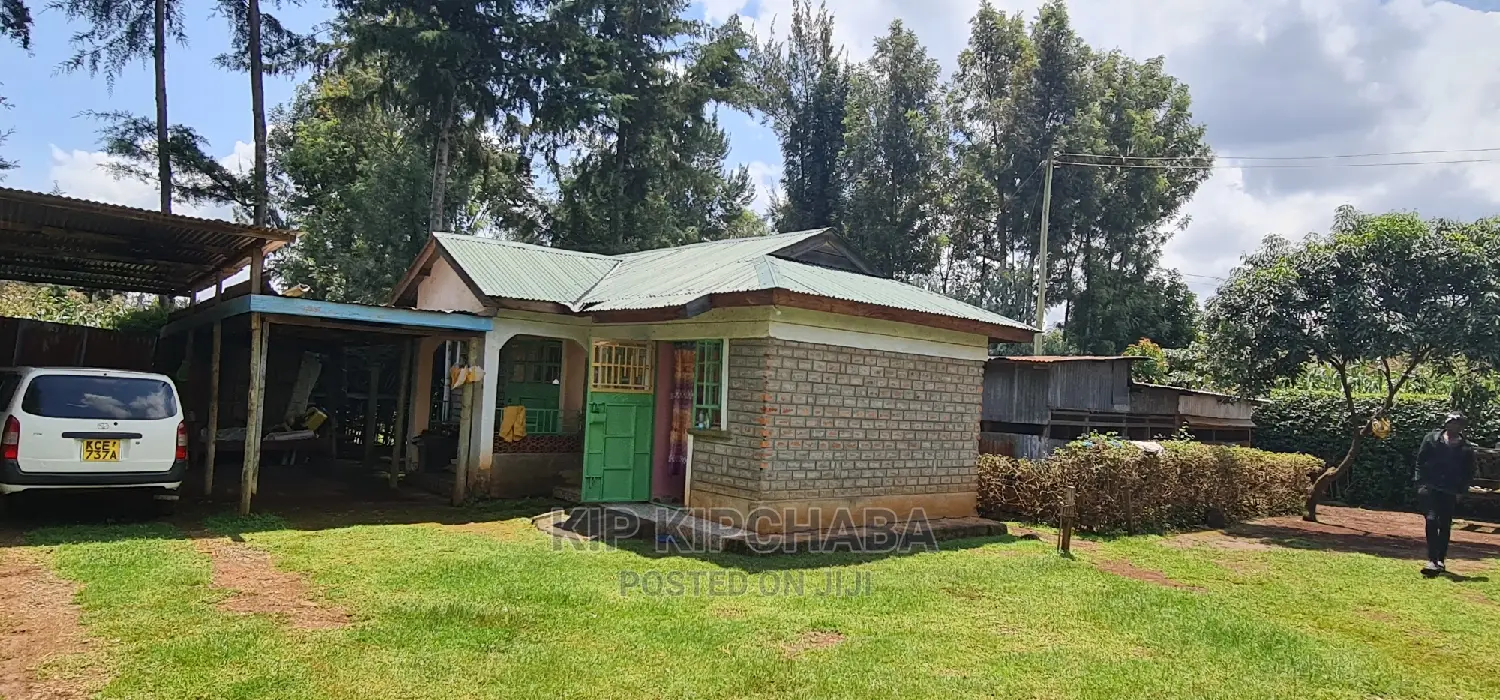 Bungalow with 5 Bedrooms for Sale in Sought-after Kapseret in Kapseret