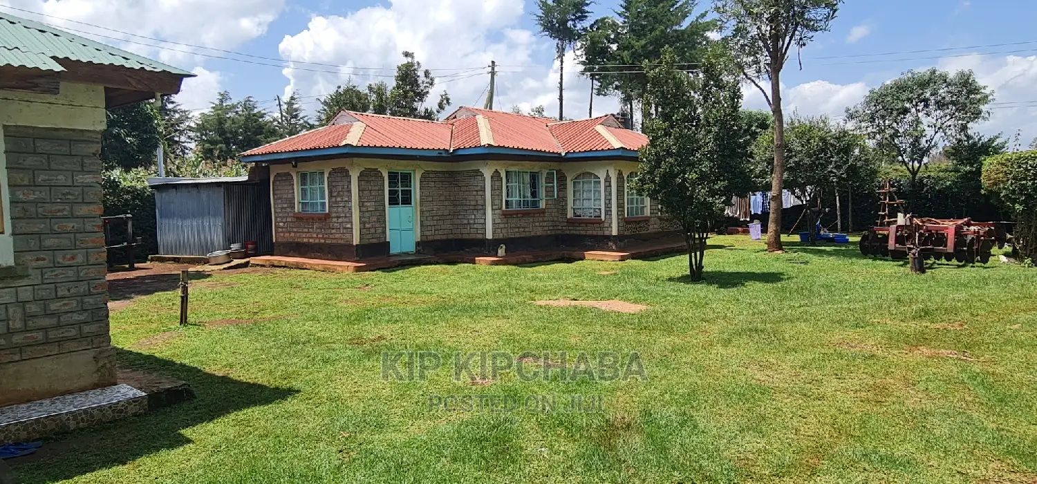 Bungalow with 5 Bedrooms for Sale in Sought-after Kapseret in Kapseret
