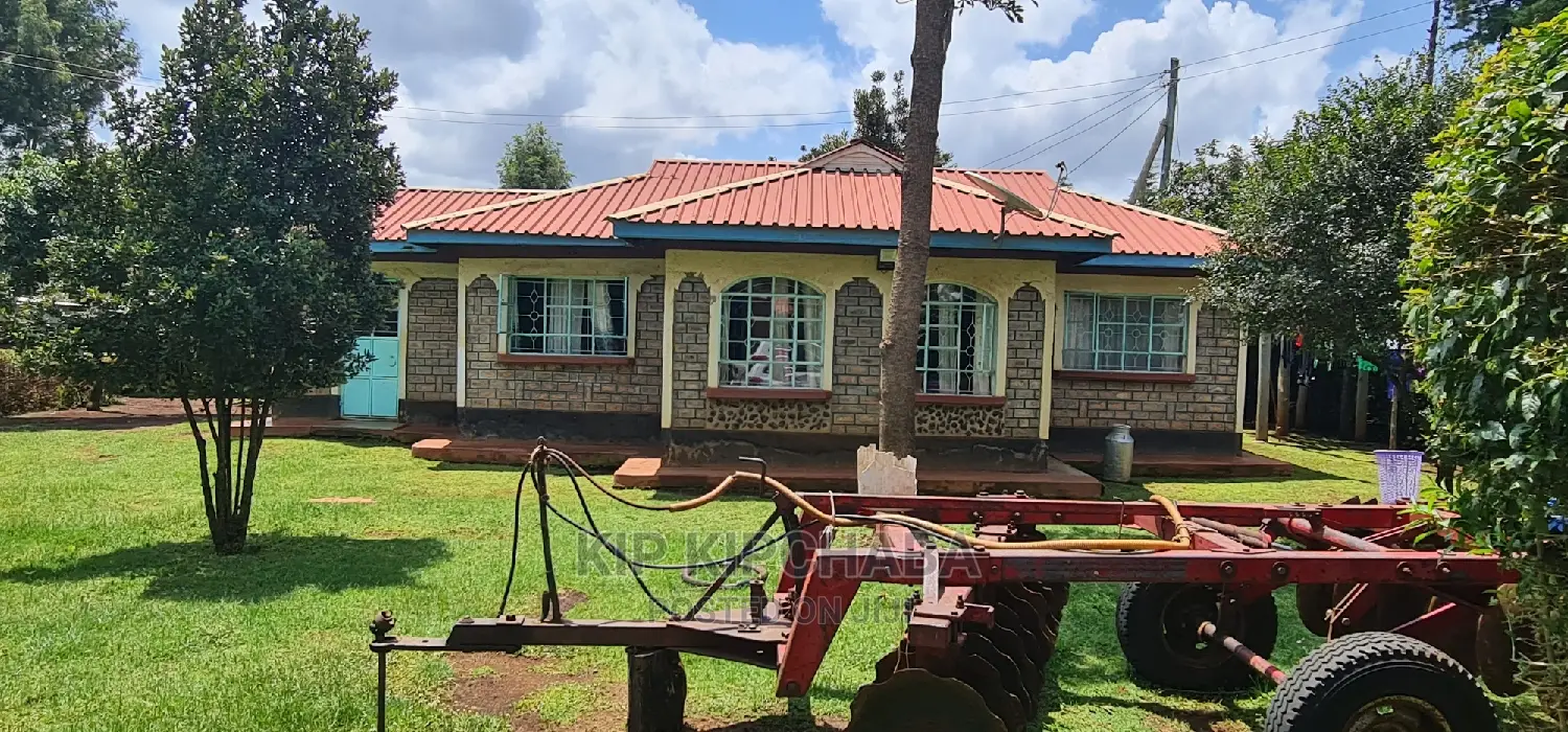 Bungalow with 5 Bedrooms for Sale in Sought-after Kapseret in Kapseret