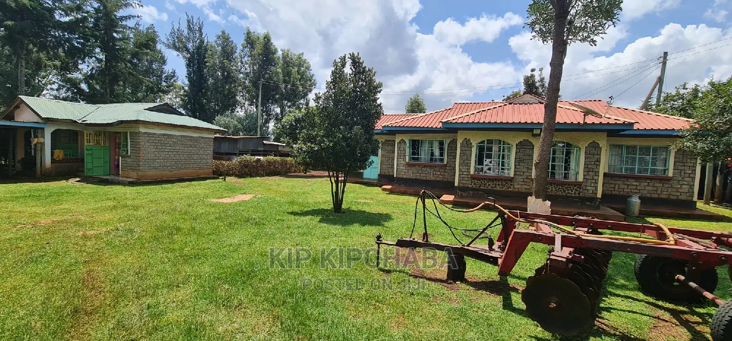 Bungalow with 5 Bedrooms for Sale in Sought-after Kapseret in Kapseret