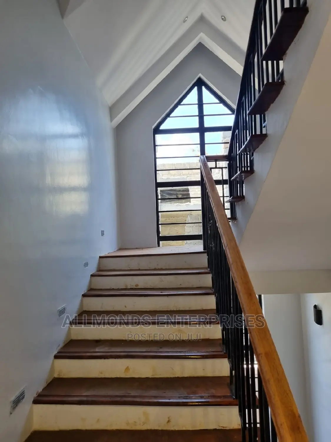5-Bed Maisonette in Sought-After Membley Estate Available in Membley Estate