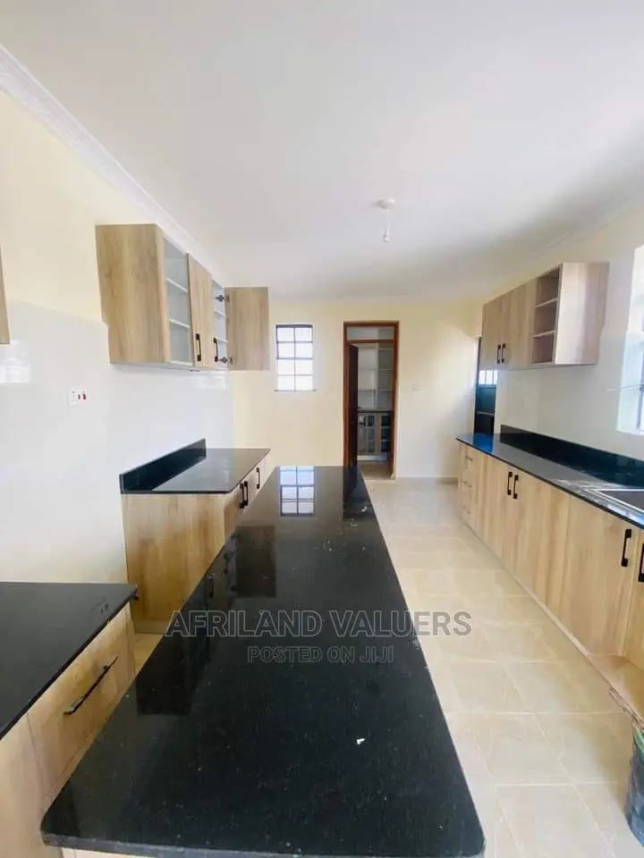 Villa in Oloolua: 4 Bedrooms, A Perfect Home for Sale in Oloolua