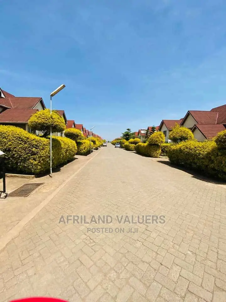 Villa in Oloolua: 4 Bedrooms, A Perfect Home for Sale in Oloolua