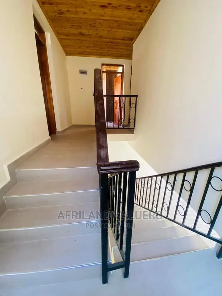 Villa in Oloolua: 4 Bedrooms, A Perfect Home for Sale in Oloolua