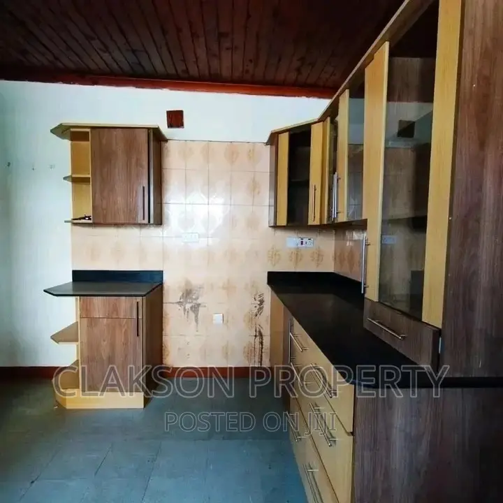 Spacious 3-Bedroom Bungalow in Mountain View: Rent Now! in Mountain View