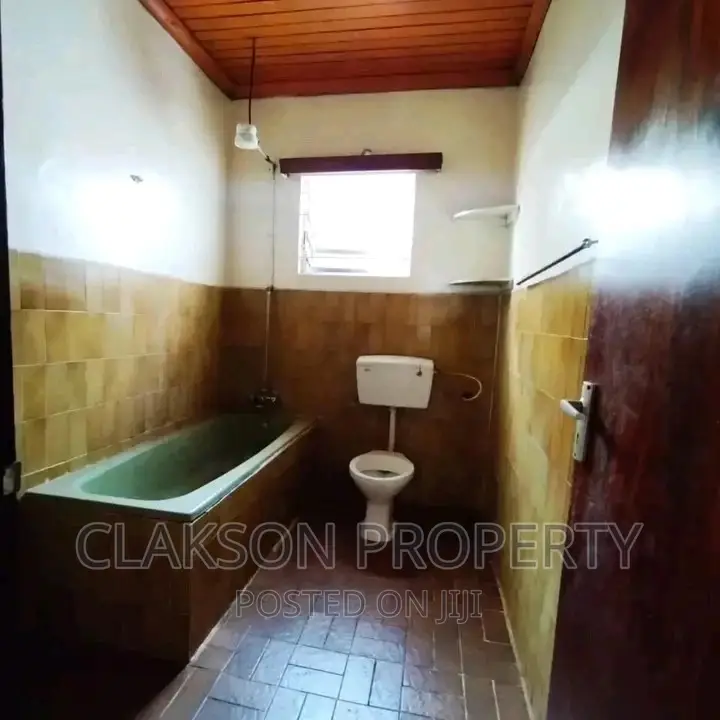 Spacious 3-Bedroom Bungalow in Mountain View: Rent Now! in Mountain View