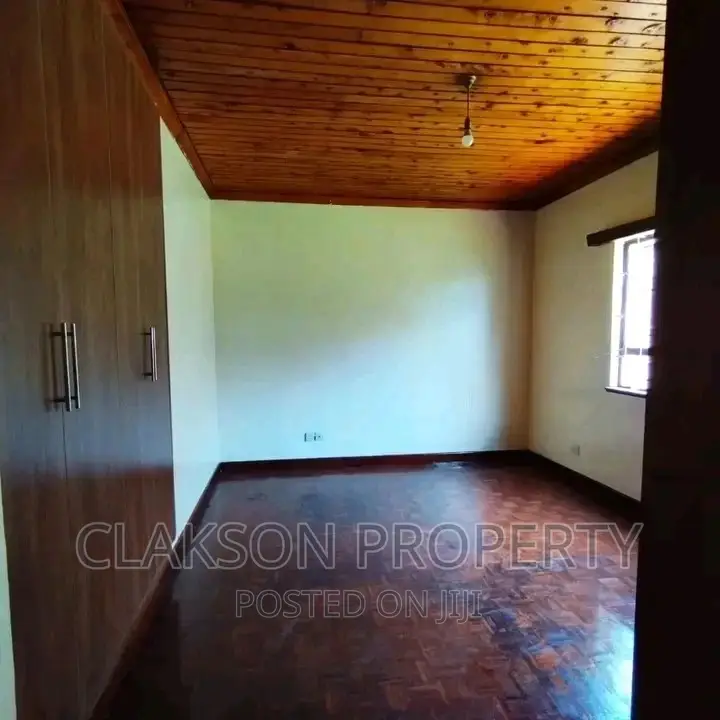 Spacious 3-Bedroom Bungalow in Mountain View: Rent Now! in Mountain View