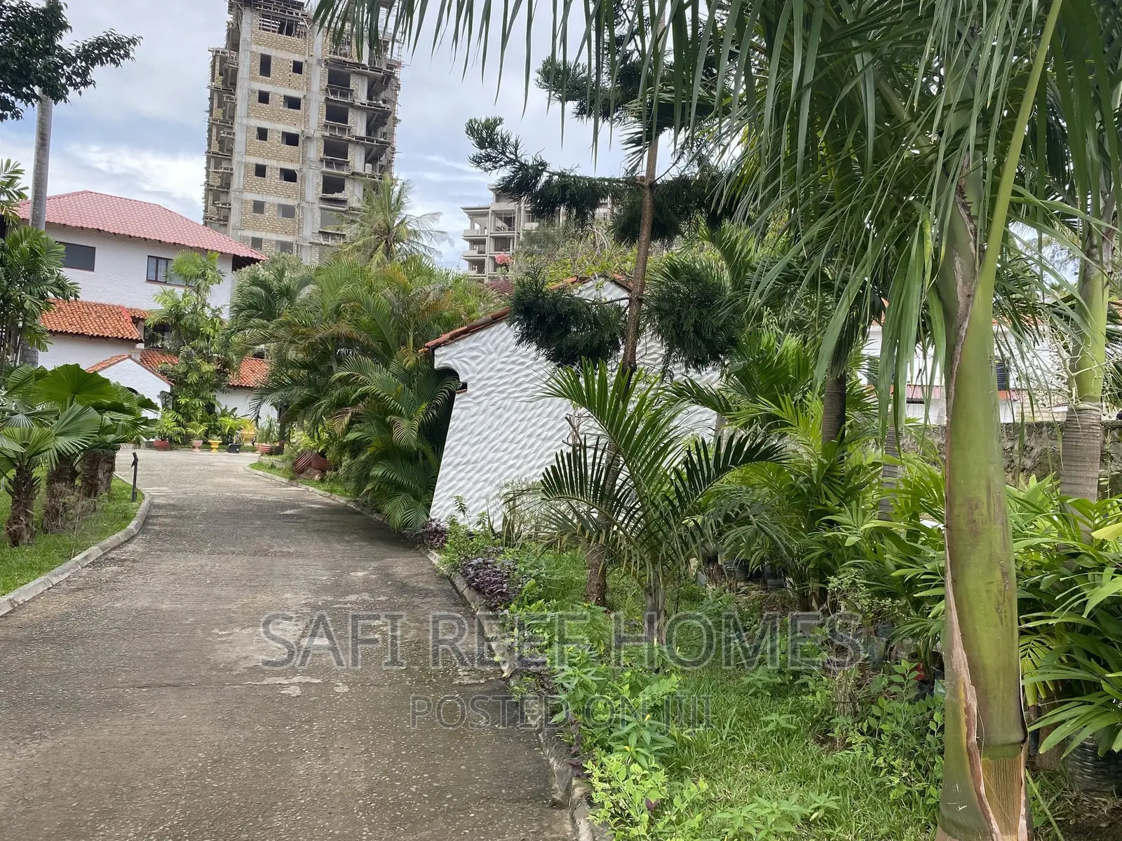Large Maisonette with 6 Bedrooms in Nyali - For Sale in Nyali