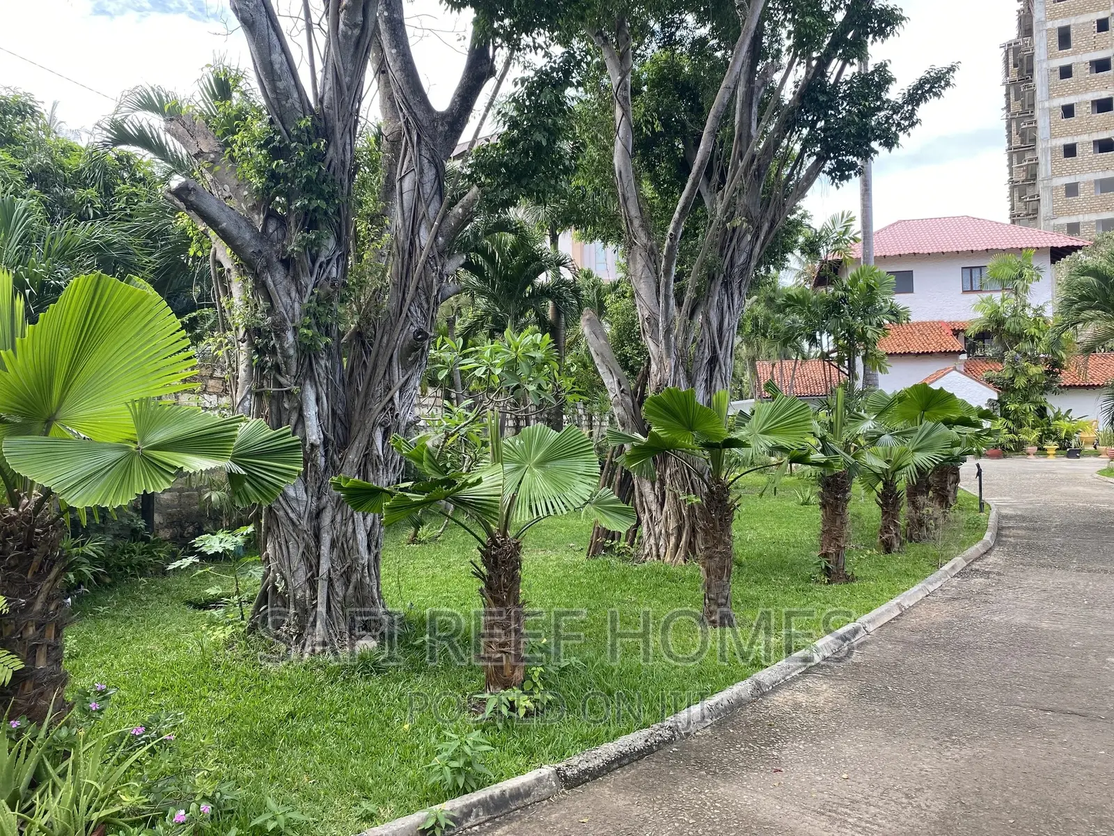 Large Maisonette with 6 Bedrooms in Nyali - For Sale in Nyali