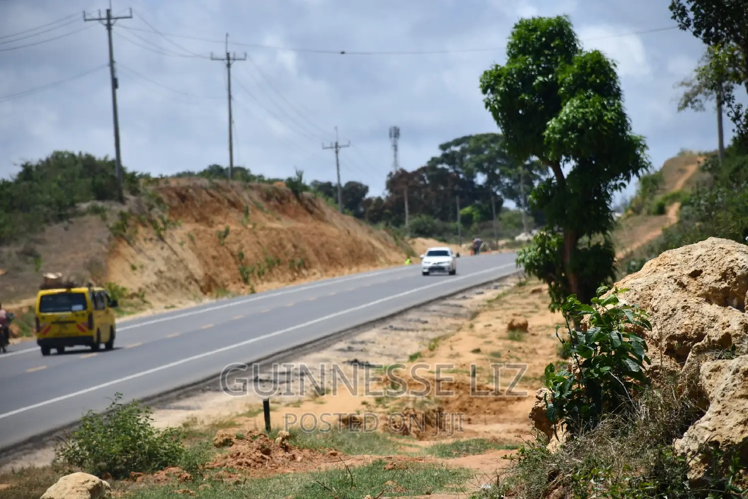 Mavueni 2nd Row - MLD Highway: Prime Location Near Mavueni Center - Accessible in Mnarani