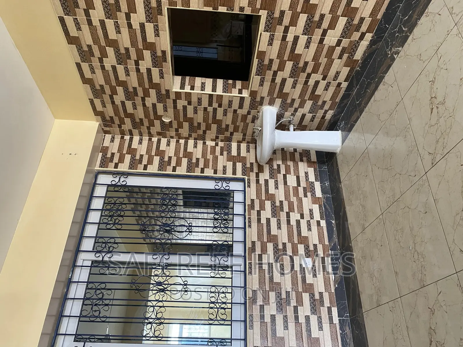 Tudor 3-Bedroom Apartment for Your Convenience in Tudor