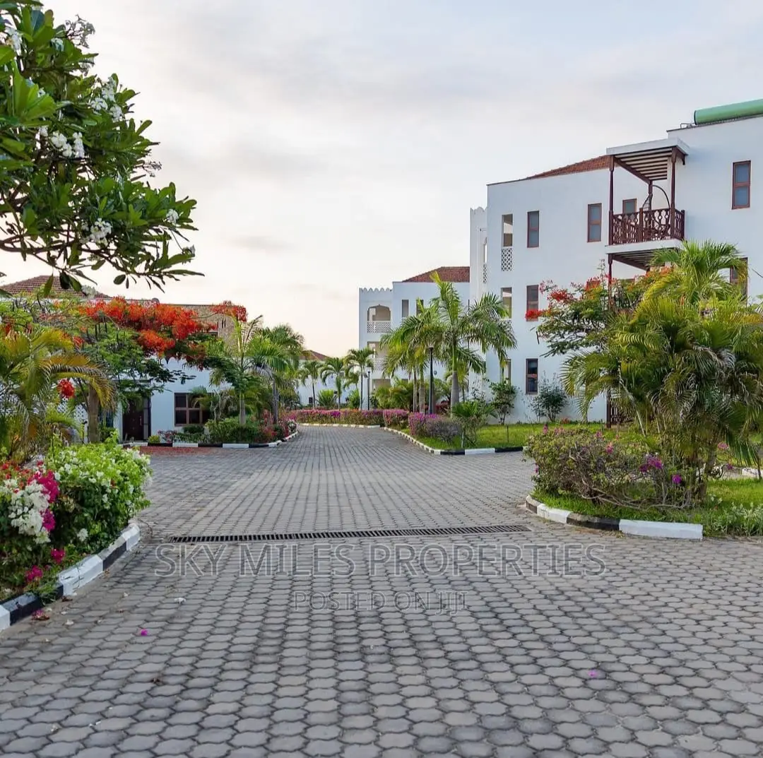 Spacious 4-Bedroom Villa in Sultan Palace, Kikambala - Up for Sale in Kikambala
