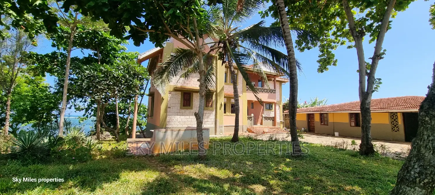 Spacious 4-Bedroom Villa in Kanamai, Kikambala for Sale - Furnished in Kikambala