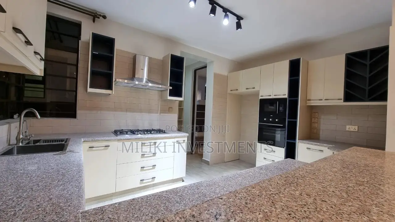5-Bedroom Furnished Maisonette in Membly, Membley Estate - Sale Announced in Membley Estate
