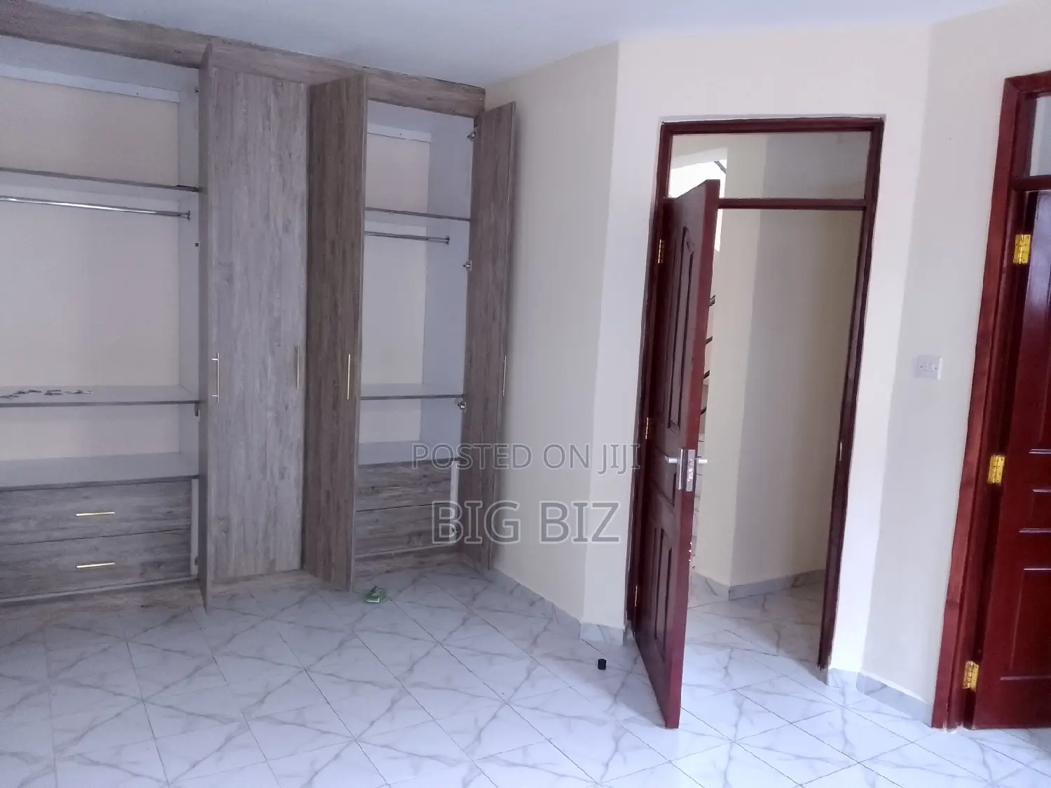 Modern 3-bedroom Maisonette in Donholm's prime location in Donholm