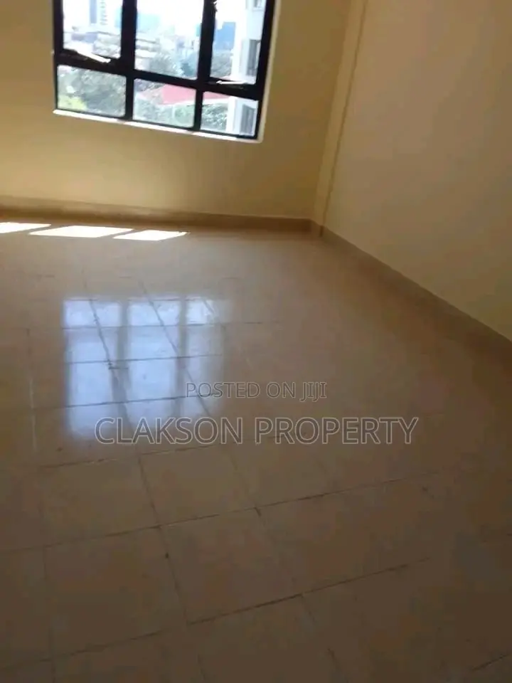 Ngong Road, Kilimani: Modern 2-Bedroom Apartment for Rent - Ideal Location! in Kilimani