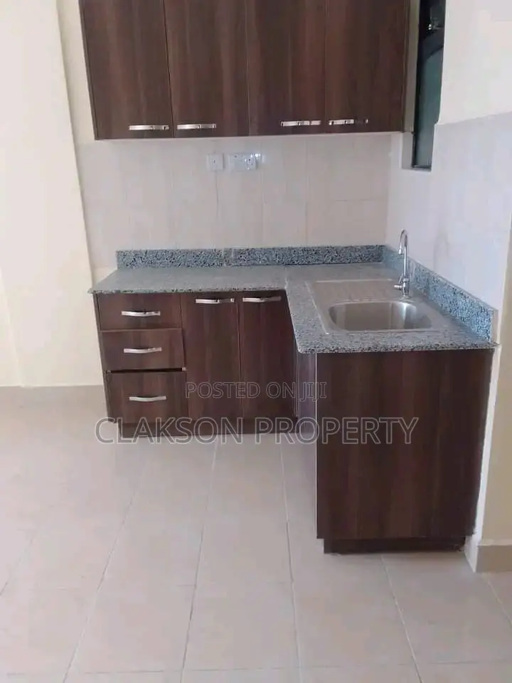 Ngong Road, Kilimani: Modern 2-Bedroom Apartment for Rent - Ideal Location! in Kilimani